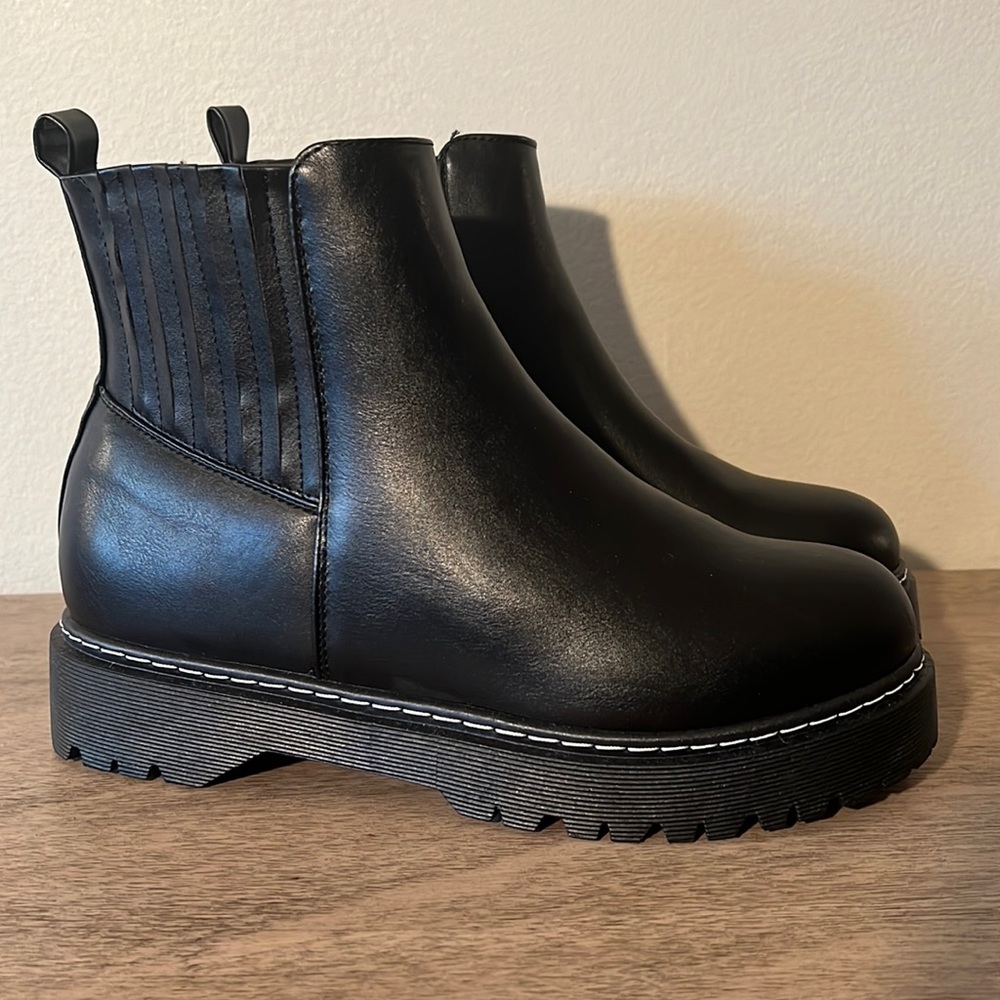 NWT Black Chunky Chelsea Boot With Side Zipper No Box